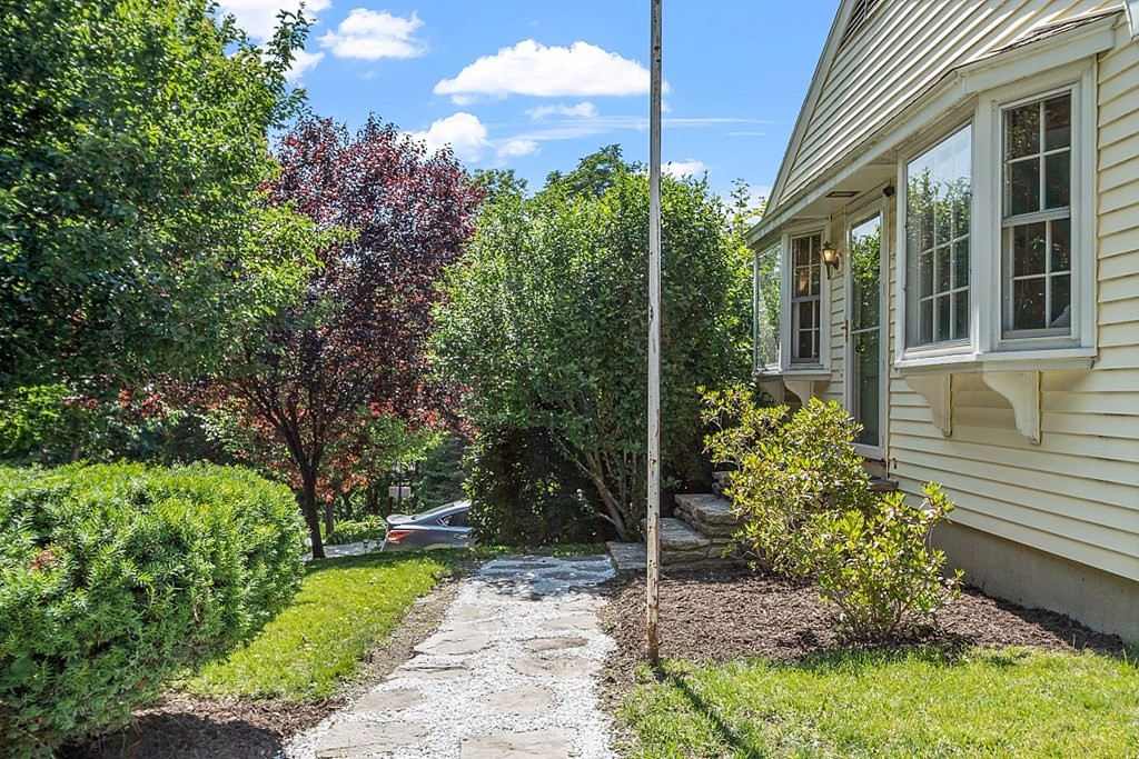 18 Ashburnham Road Worcester, MA 01605 - Photo 2 of 31 Gallery Image 2