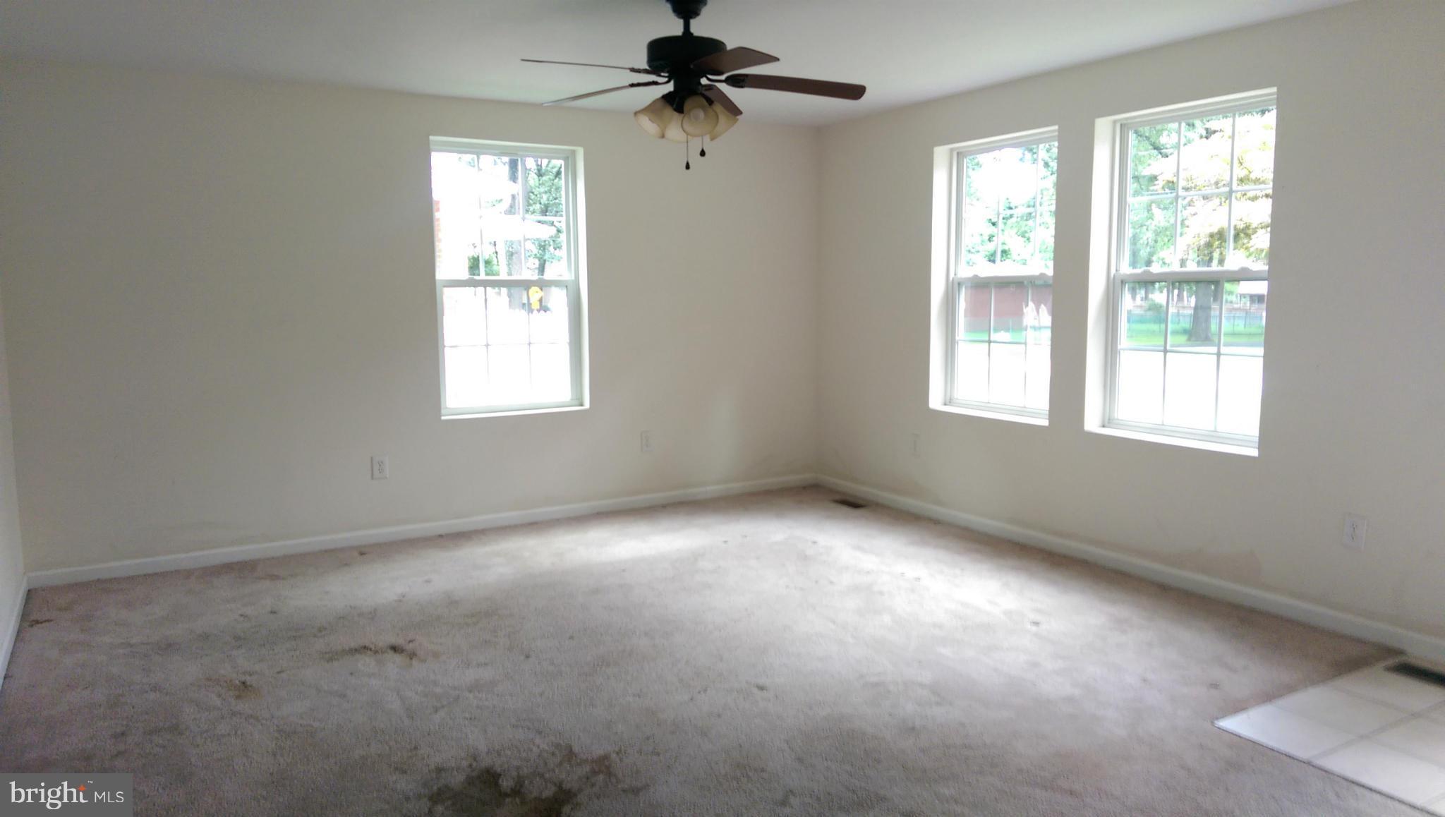 28 Carroll Road Pasadena, MD 21122 - Photo 11 of 25 Living Room