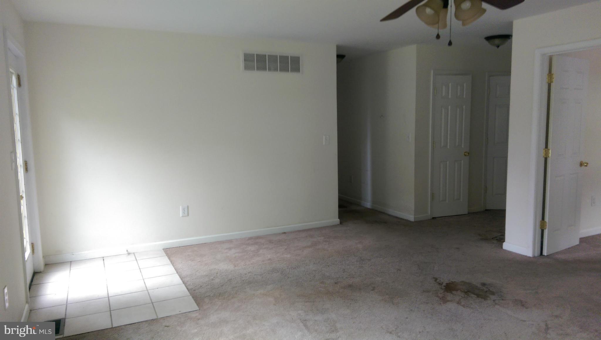 28 Carroll Road Pasadena, MD 21122 - Photo 10 of 25 Living Room