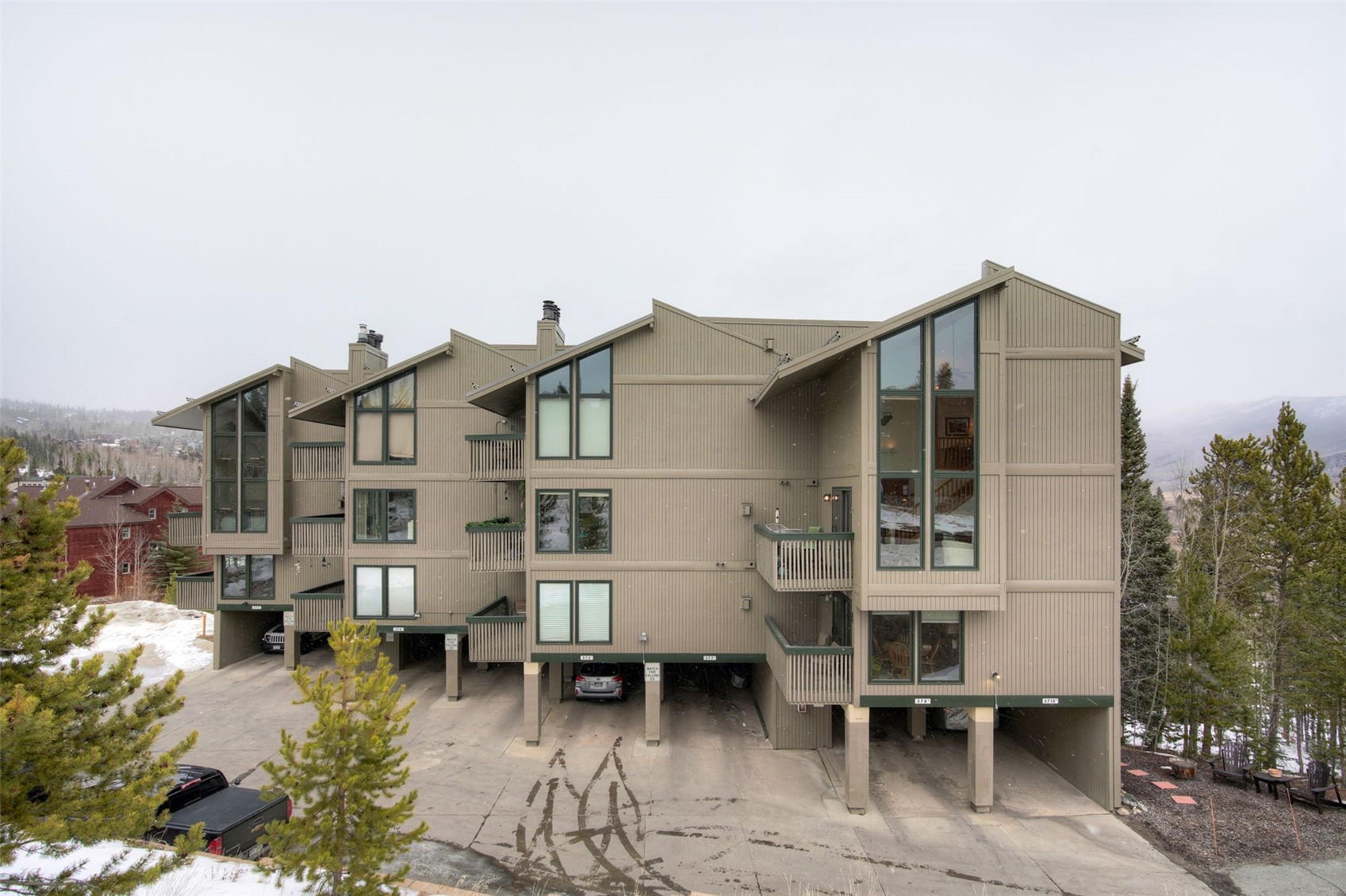 View of apartment building / complex