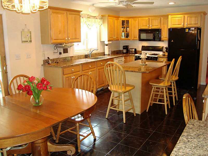 60 Peveril Road Cranston, RI 02921 - Photo 4 of 18 Kitchen.