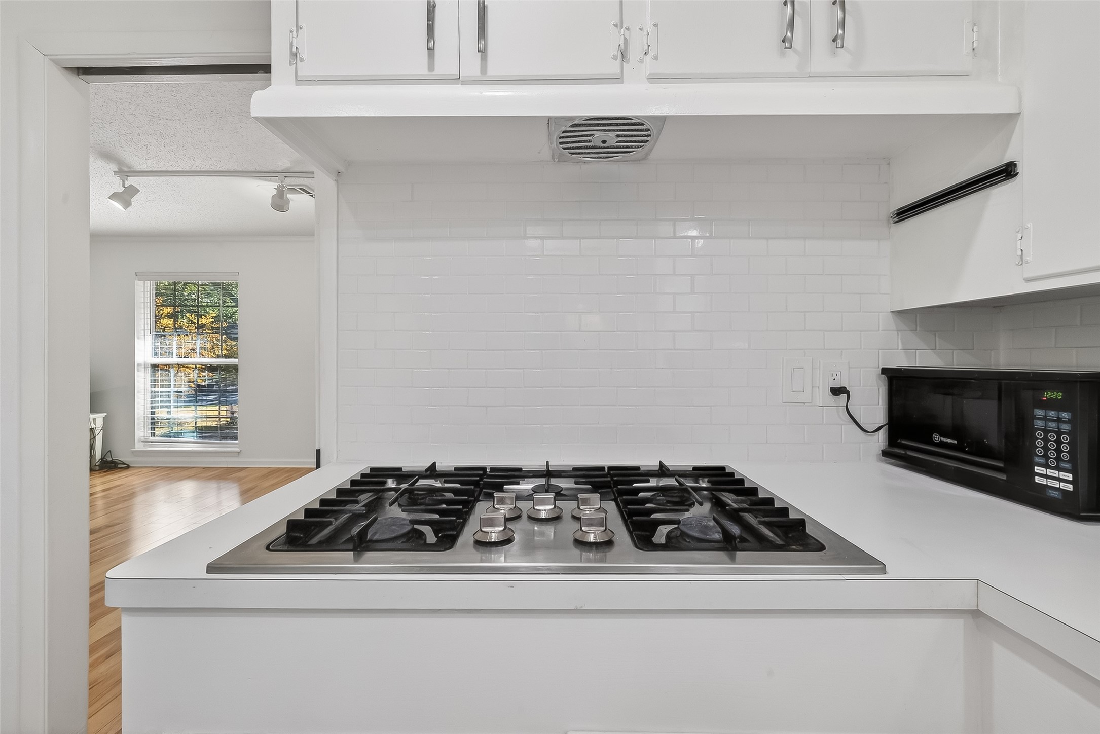 7014 Concho Street Houston, TX 77074 - Photo 21 of 46 It's so nice to cook with gas!