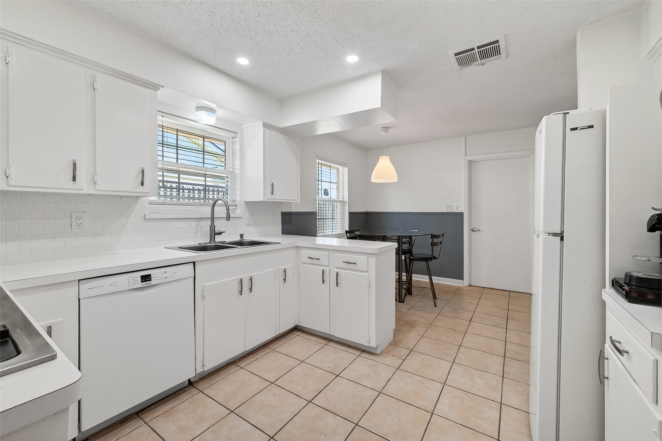 7014 Concho Street Houston, TX 77074 - Photo 24 of 46 The refrigerator stays.