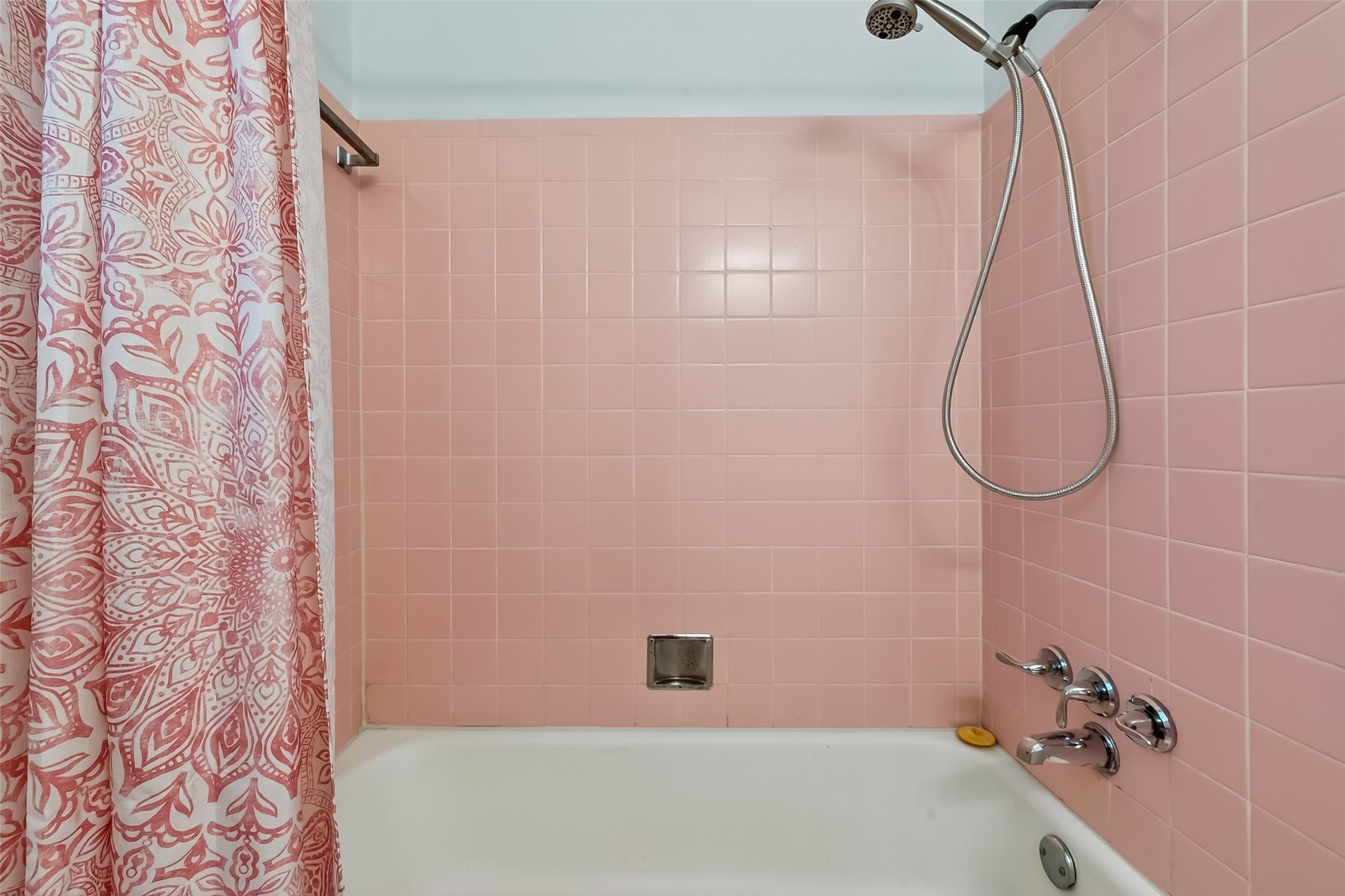 7014 Concho Street Houston, TX 77074 - Photo 37 of 46 Hall bath with bath/shower combination.