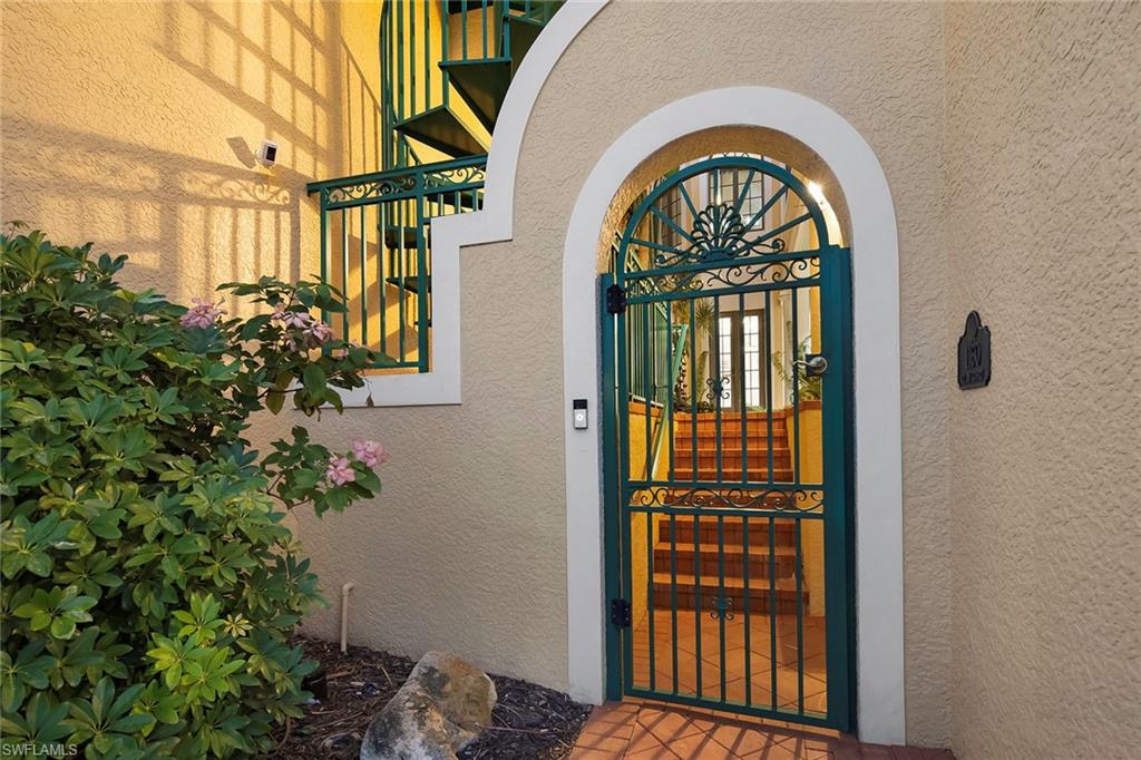 a view of entryway with a flower garden
