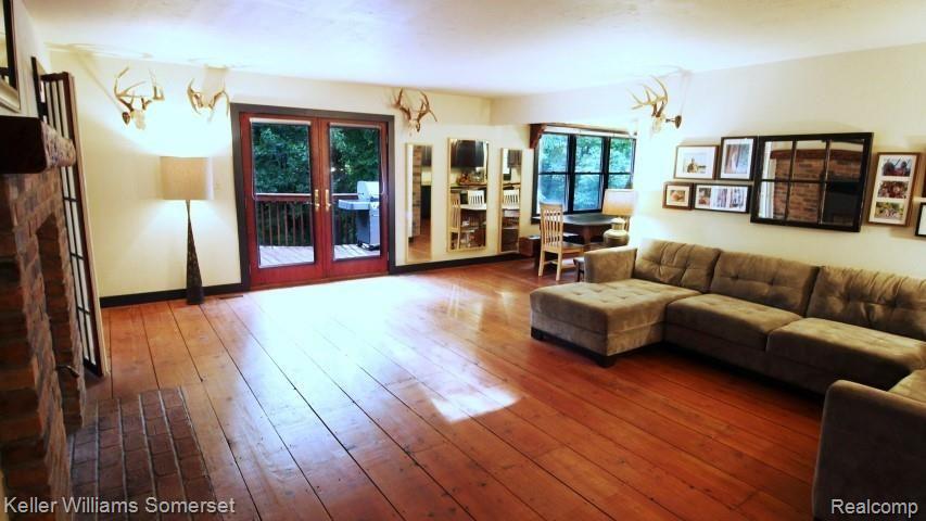 3505 Ray Road Oxford, MI 48370 - Photo 15 of 68 02 Living room 1 (Small).jpg