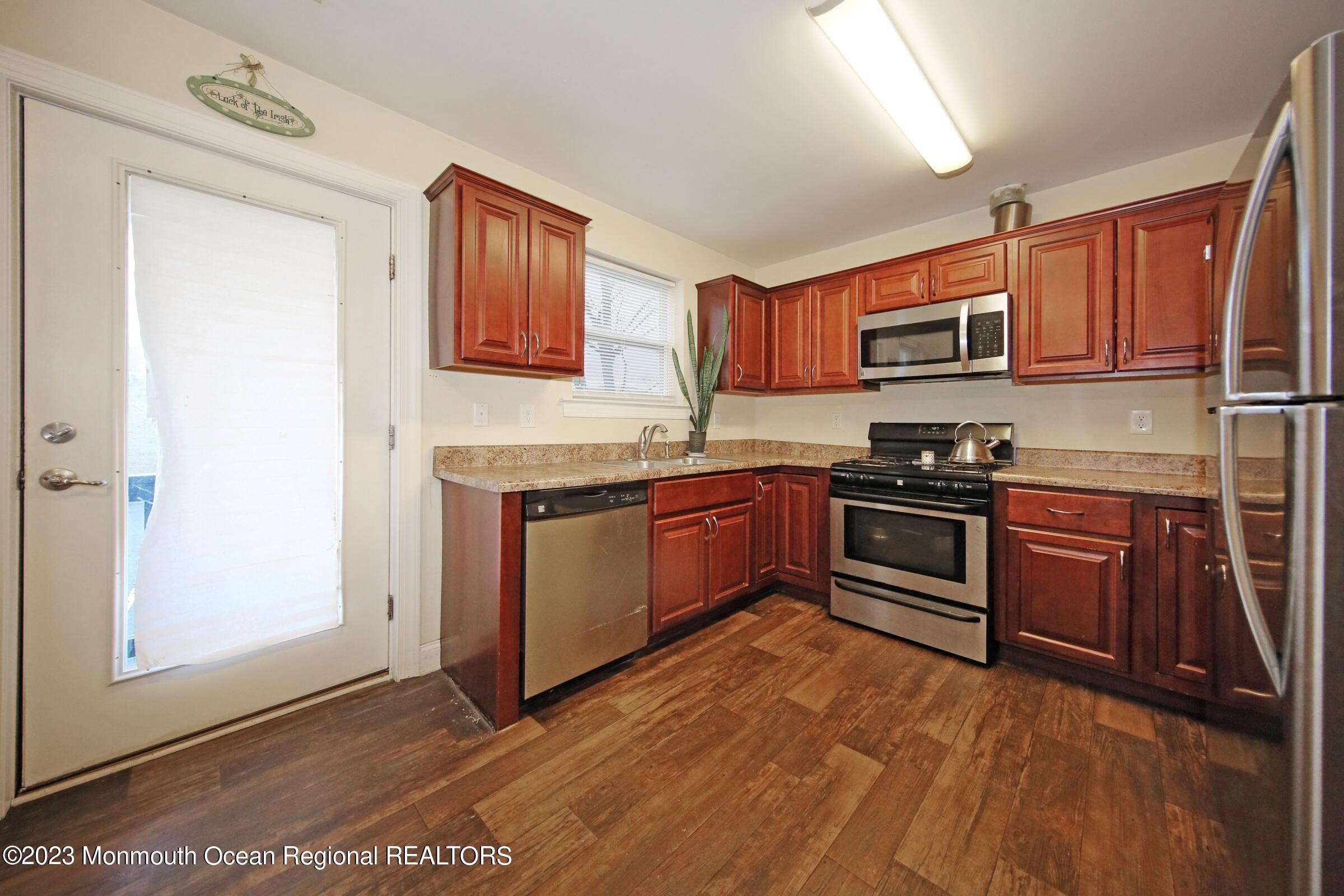 29 Gravelly Point Road Highlands, NJ 07732 - Photo 6 of 57 Eat in Kitchen