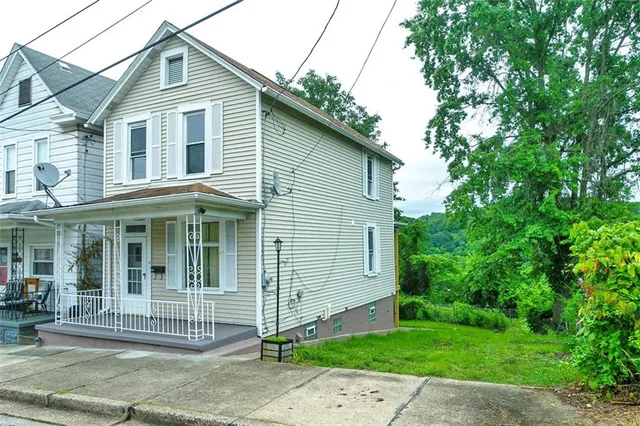 a view of a house with a yard