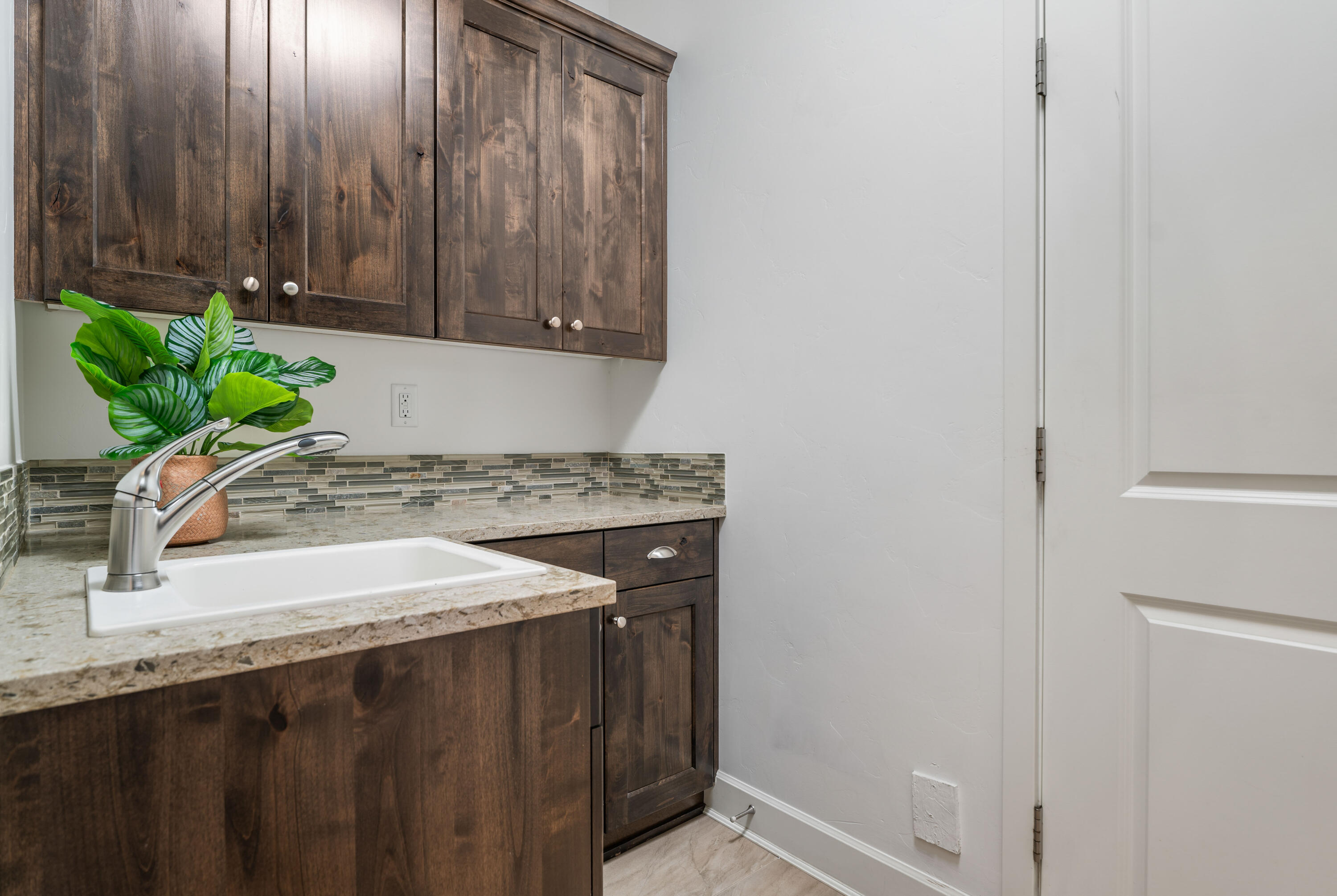 20182 Stonegate Drive Bend, OR 97702 - Photo 38 of 50 Laundry