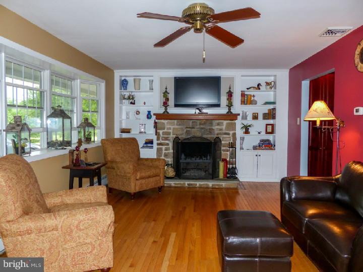 4933 Gayman Road Doylestown, PA 18902 - Photo 5 of 25 Living Room