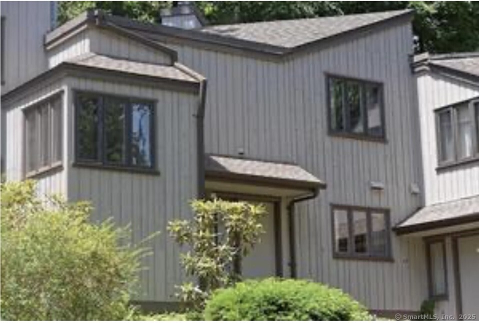 4 Earls Court, Unit C Farmington, CT 06032 - Photo 1 of 18 a view of a house with potted plants and a table and chairs