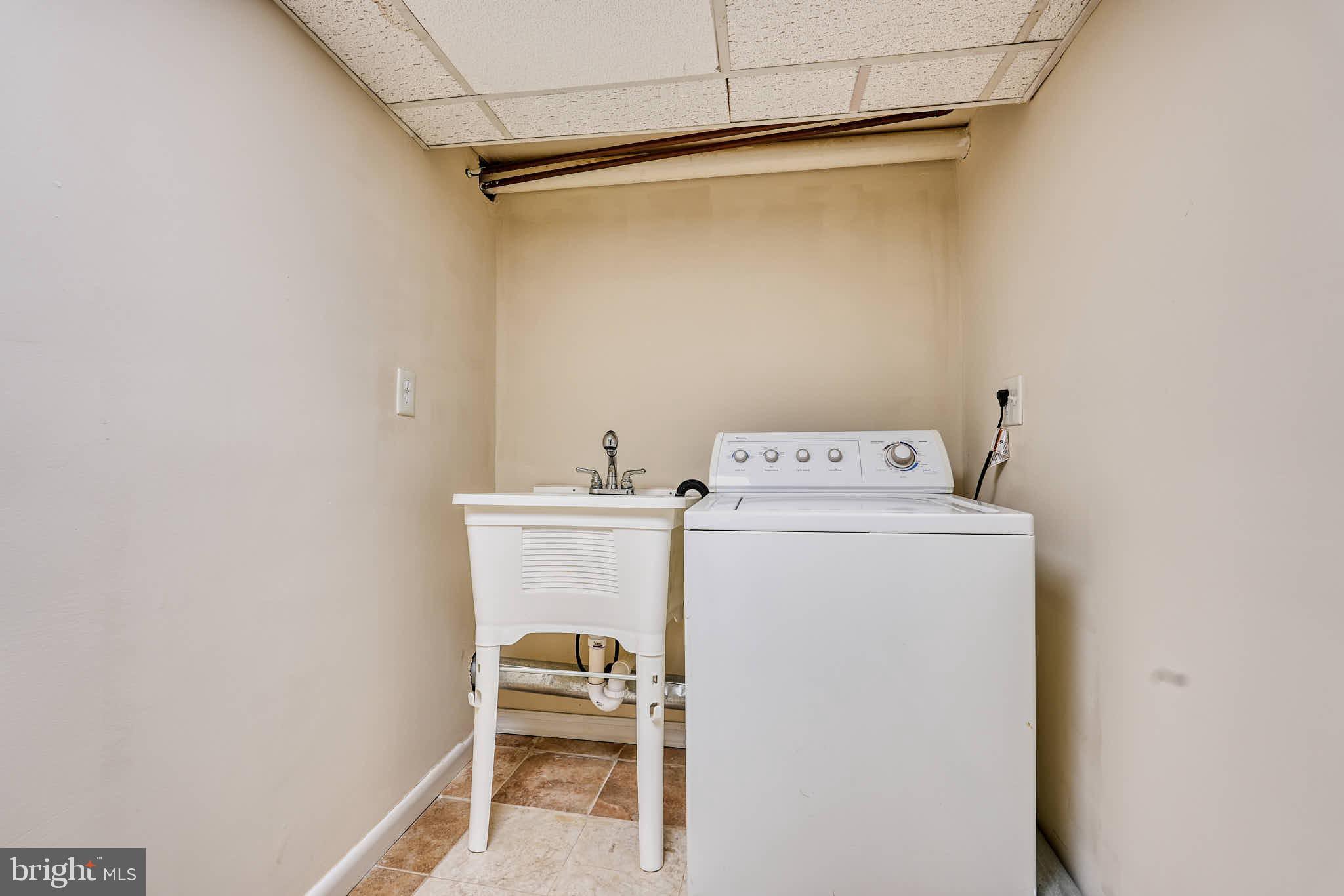 3318 Memorial Street Alexandria, VA 22306 - Photo 31 of 49 a utility room with dryer and washer