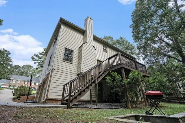 a view of house with small yard