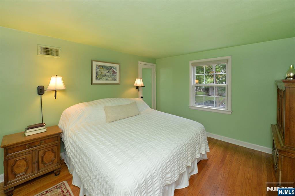 418 Burlington Road Paramus, NJ 07652 - Photo 23 of 30
