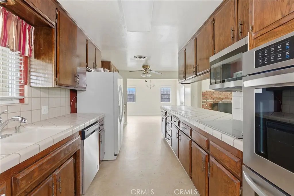 2413 Cheshire Drive Bakersfield, CA 93309 - Photo 10 of 31