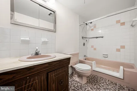 $225,000 | 1901 John F Kennedy Boulevard, Unit 913, Philadelphia, PA 19103