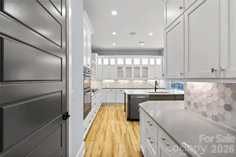$899,999 | 2917 Lake Shore Road South, Denver, NC 28037