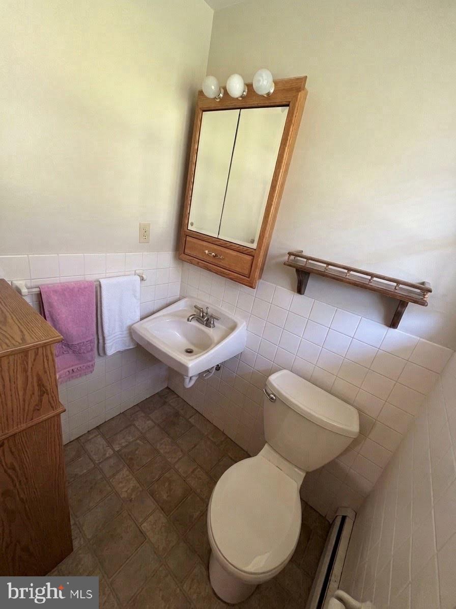 451 West Neversink Road Reading, PA 19606 - Photo 14 of 31 1/2 BATH ATTACHED TO MASTER BEDROOM