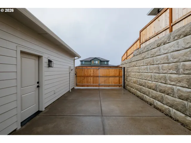 a view of entryway with a window
