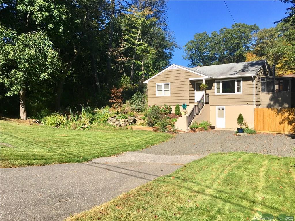 Front View/Driveway