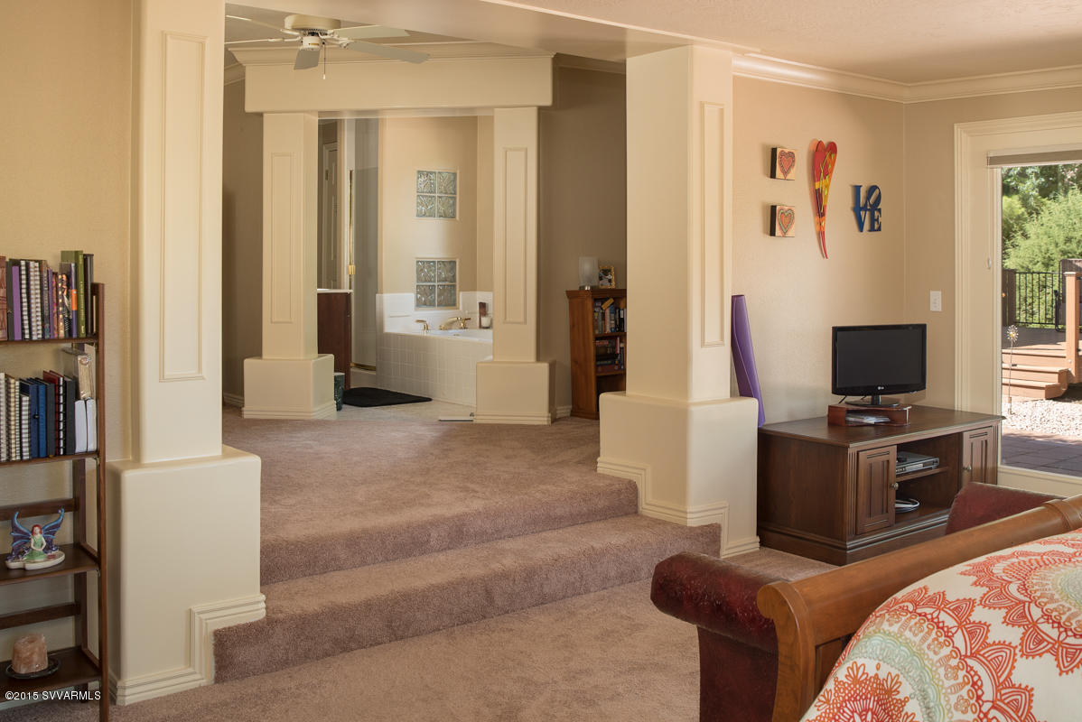 386 Navahopi Road Sedona, AZ 86336 - Photo 10 of 24 Large Master Suite