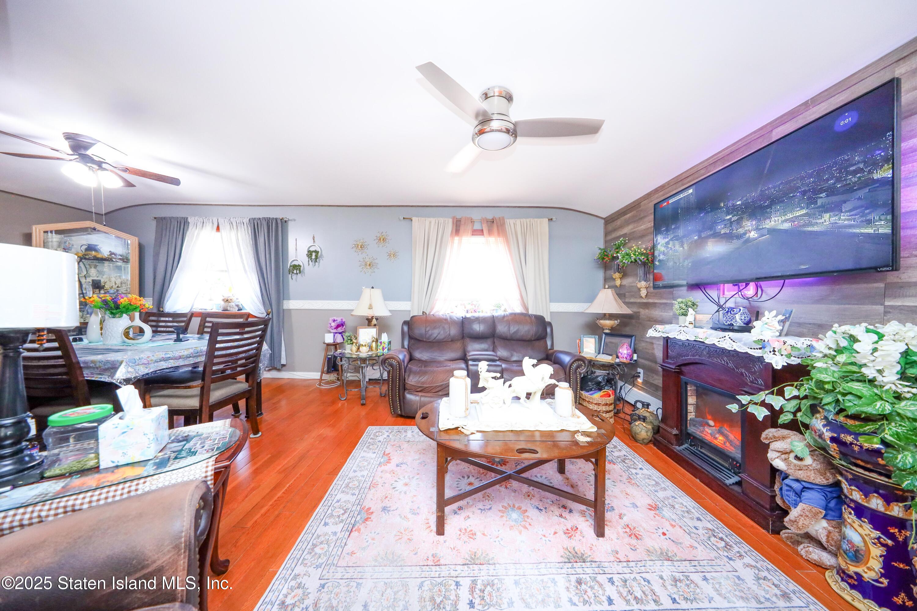 268 Ada Drive Staten Island, NY 10314 - Photo 3 of 27 a living room with furniture and a potted plant