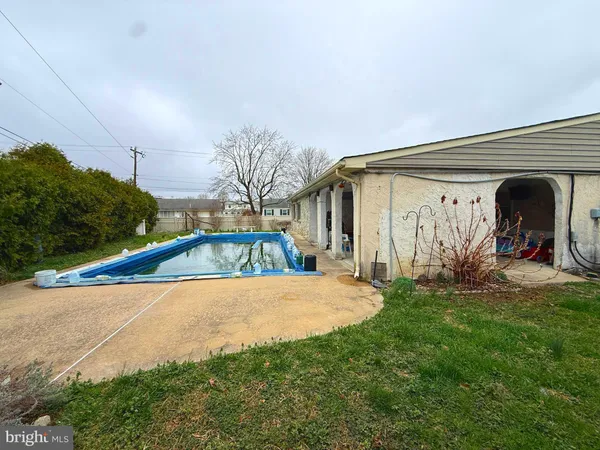 a view of back yard of the house