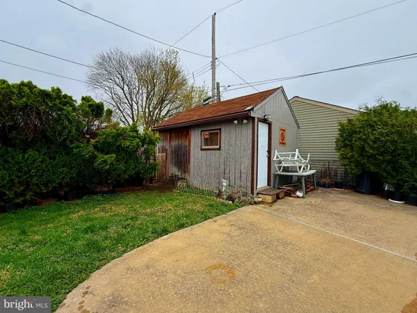 a view of a house with backyard