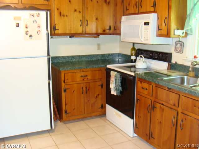 2106 Chestnut Oaks Road Powhatan, VA 23139 - Photo 6 of 12 Kitchen - The partial view of the kitchen