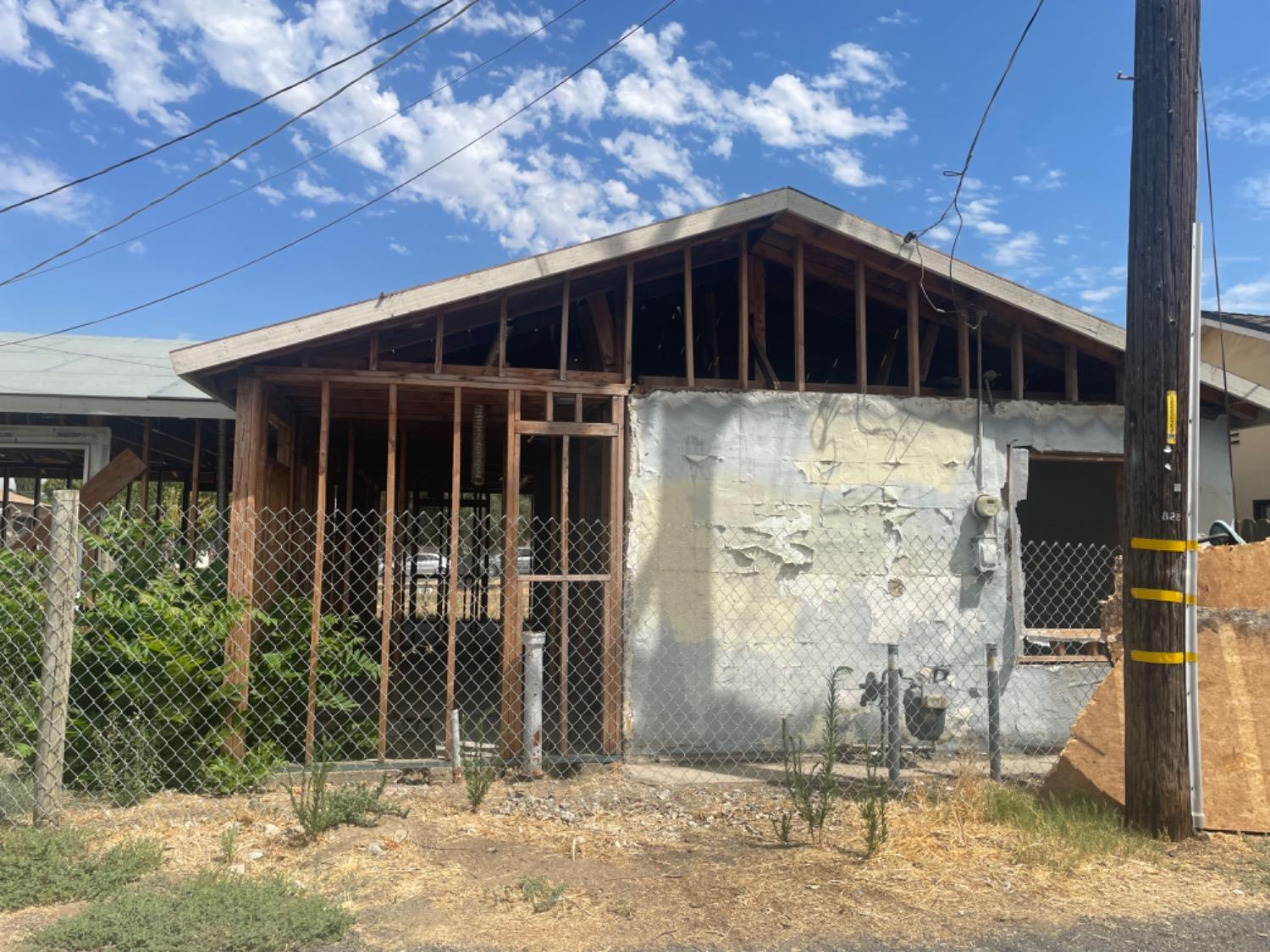 828 Cutting Street Madera, CA 93638 - Photo 7 of 8 a front view of a house with a yard