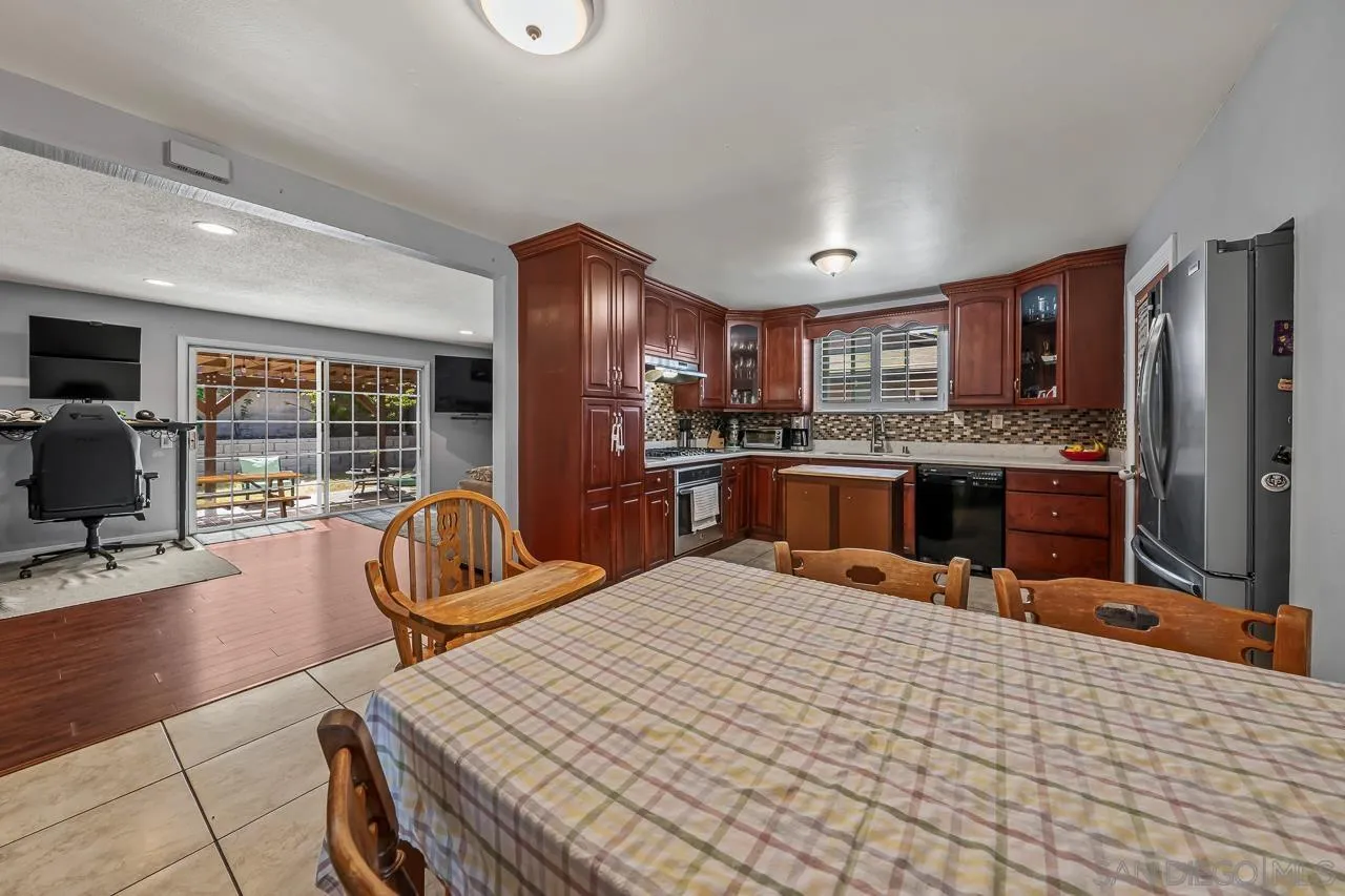 819 Brucker Avenue Spring Valley, CA 91977 - Photo 4 of 25