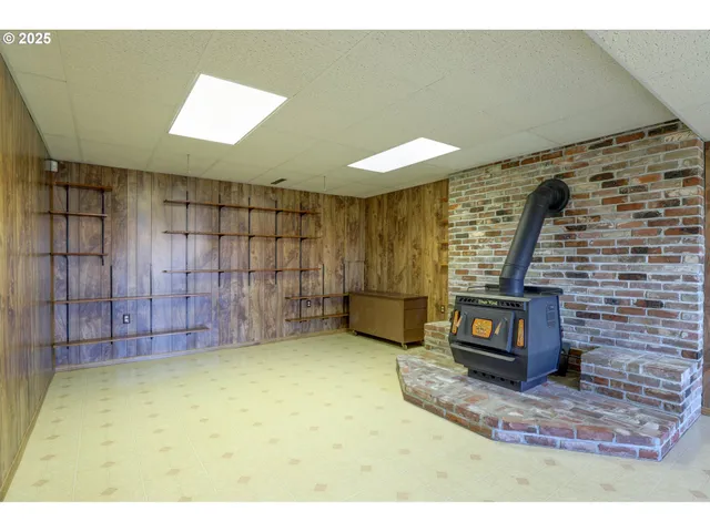 a view of a livingroom with furniture