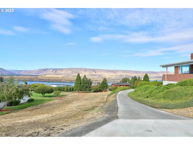 a view of a city street view