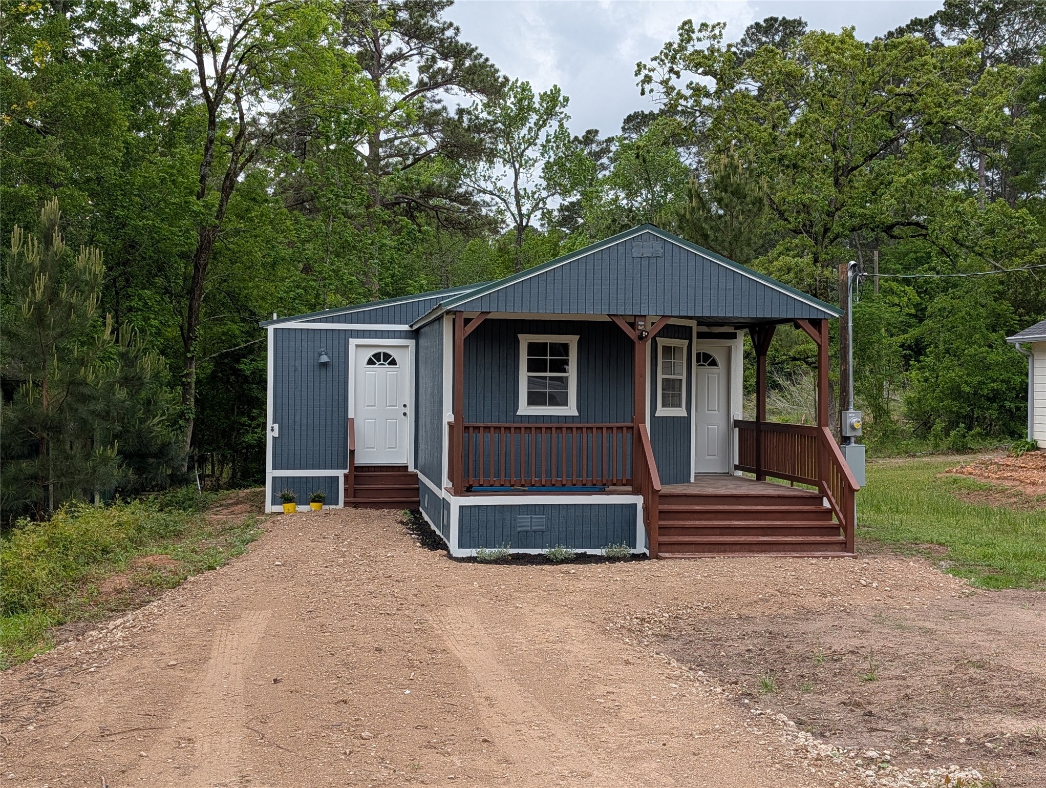 16 Walnut Lane Huntsville, TX 77320 - Photo 1 of 15 a front view of a house with a garden