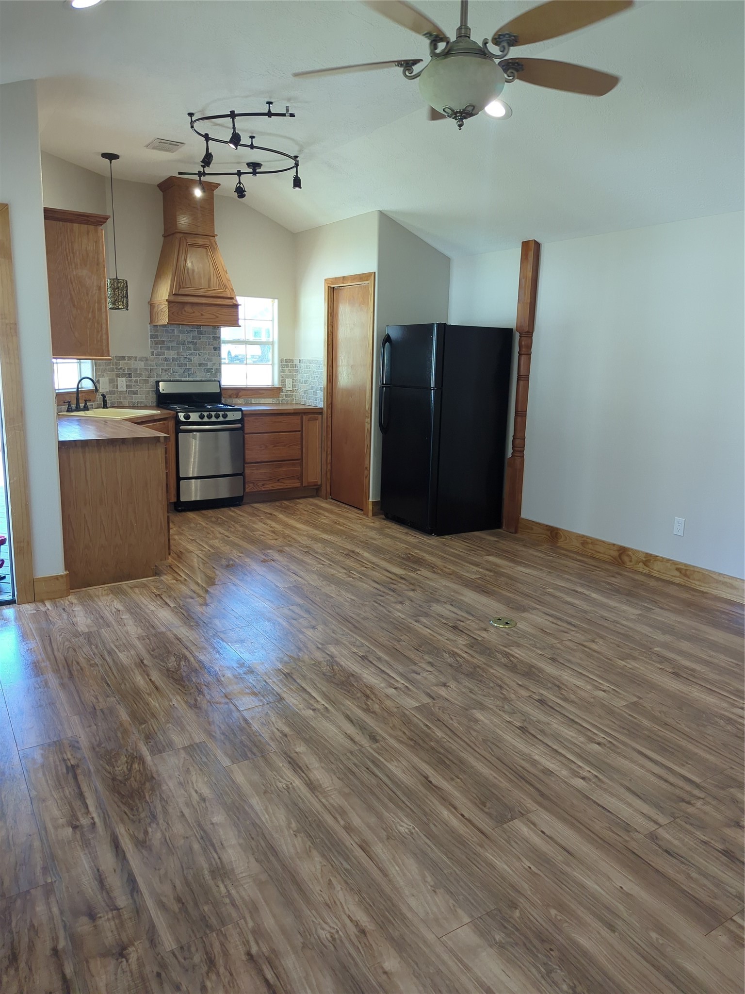 16 Walnut Lane Huntsville, TX 77320 - Photo 10 of 15 a kitchen with stainless steel appliances granite countertop a refrigerator and a stove