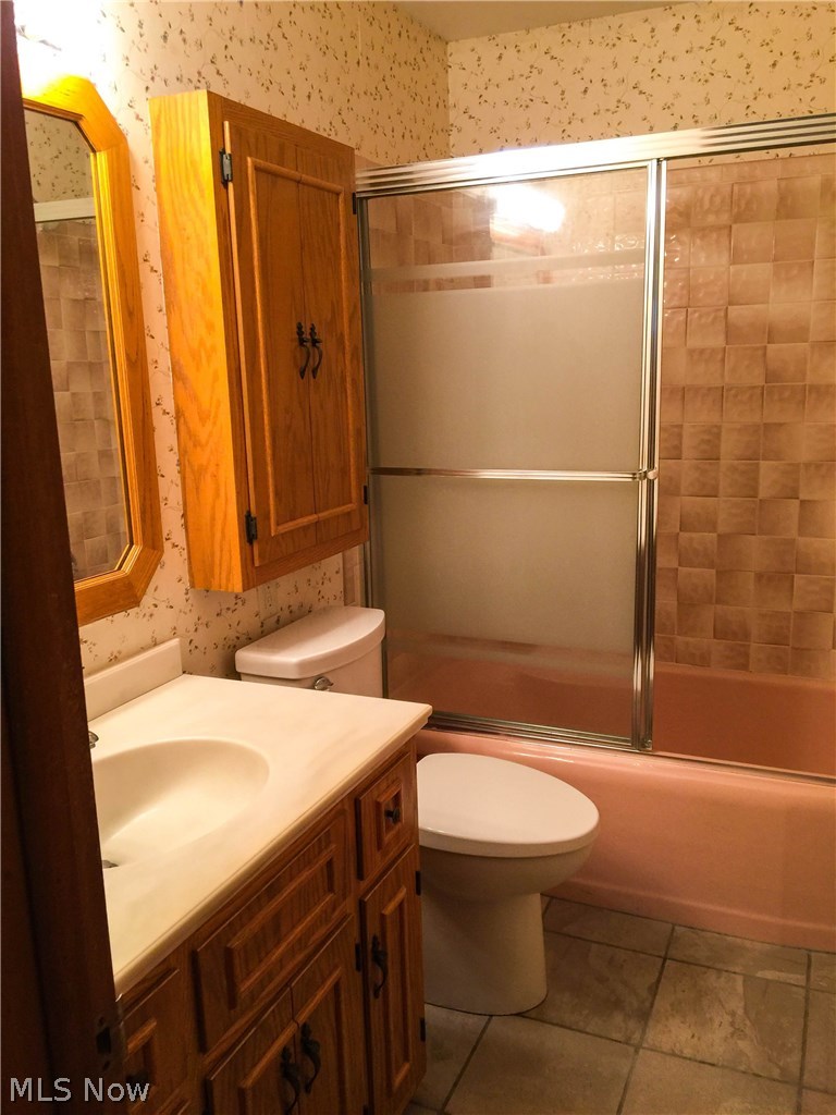 577 Garnette Road Akron, OH 44313 - Photo 15 of 22 Master bedroom full bath. Tile and toilet were replaced in Jan. of 2015.