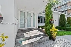 a view of a house with backyard and garden