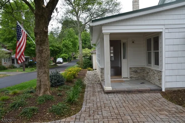 a view of a entrance gate of the house