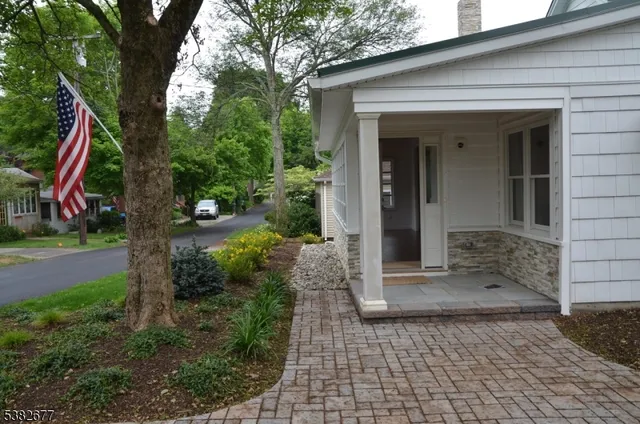 a view of a entrance gate of the house