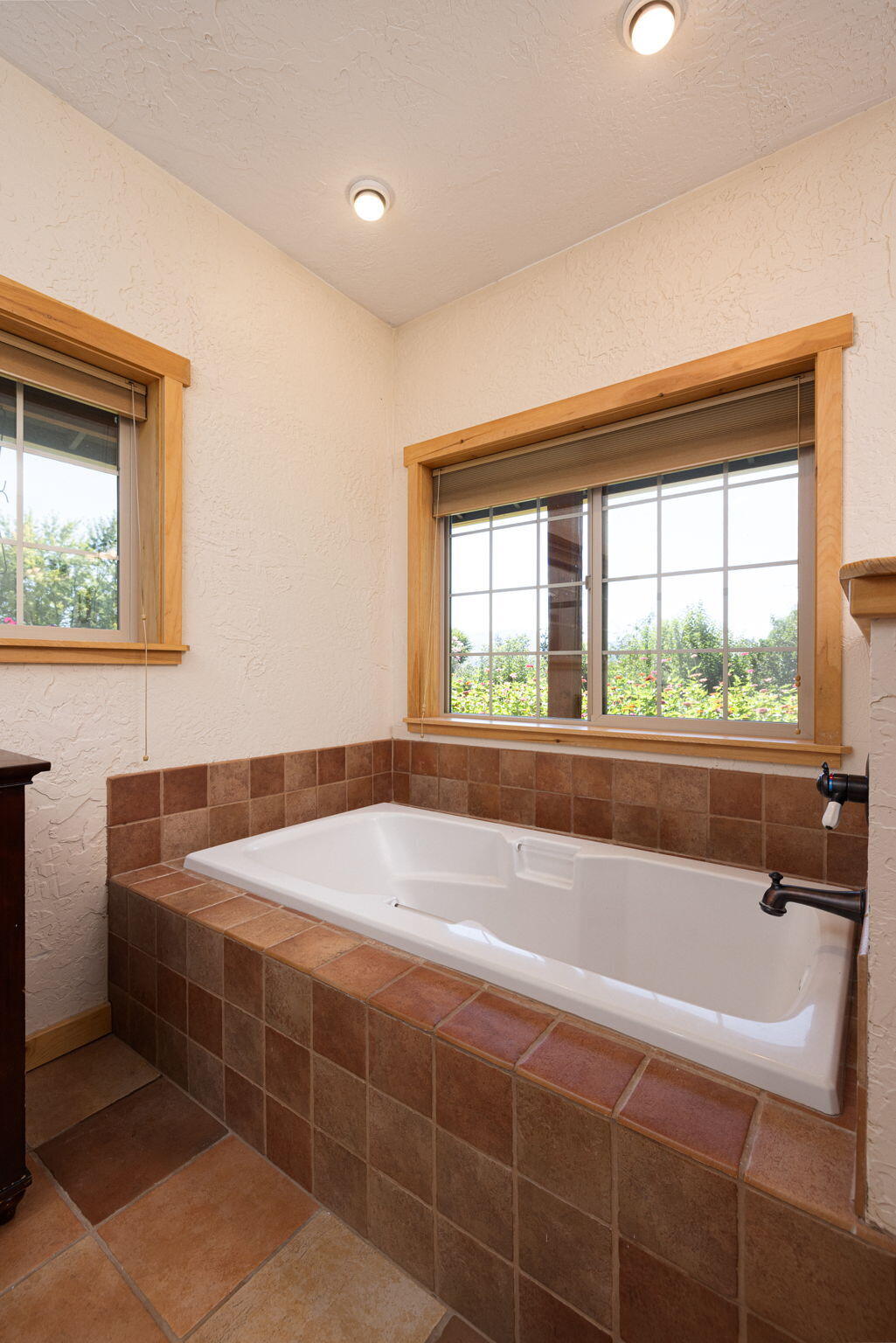 11311 Fleming Road Powell Butte, OR 97753 - Photo 26 of 58 primary bath soaking tub