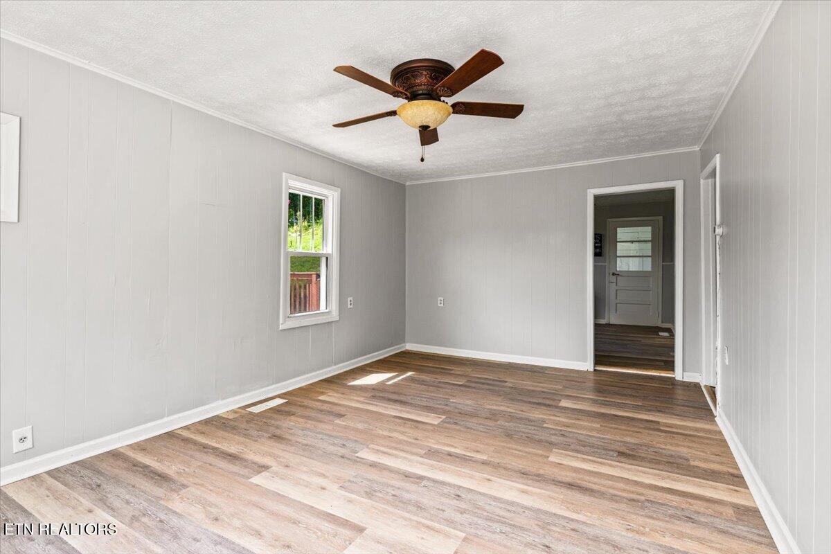 1501 Cherry Bottom Road Caryville, TN 37714 - Photo 3 of 13 Living Room