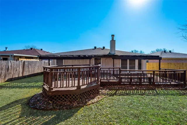 a view of a house with backyard and porch