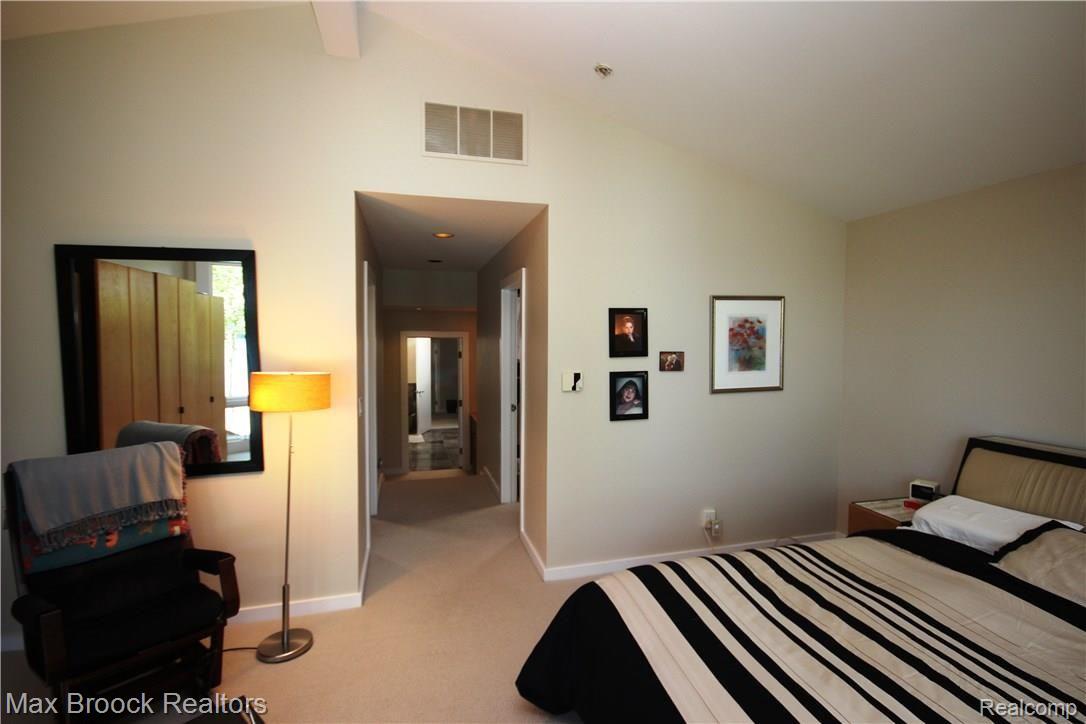 6290 Commerce Road West Bloomfield, MI 48324 - Photo 26 of 51 Large master suite with arched ceilings