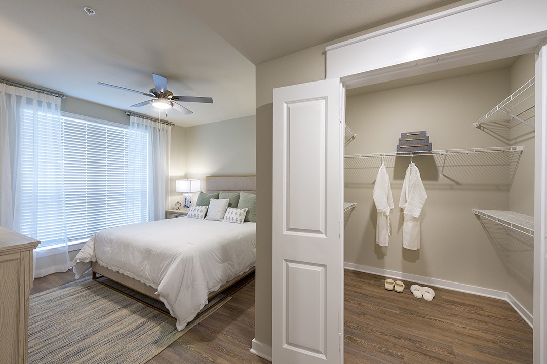 30020 Creekside Ter Drive, Unit 2114 Spring, TX 77386 - Photo 12 of 23 a bedroom with a bed and a mirror