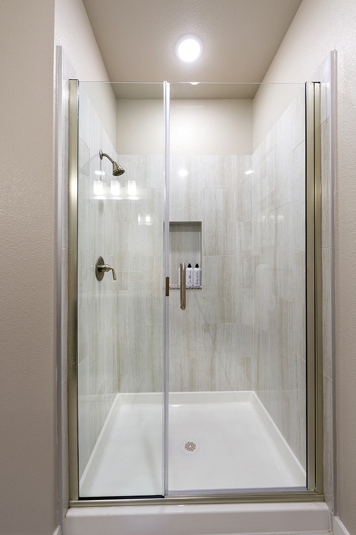 30020 Creekside Ter Drive, Unit 2114 Spring, TX 77386 - Photo 15 of 23 a bathroom with a shower