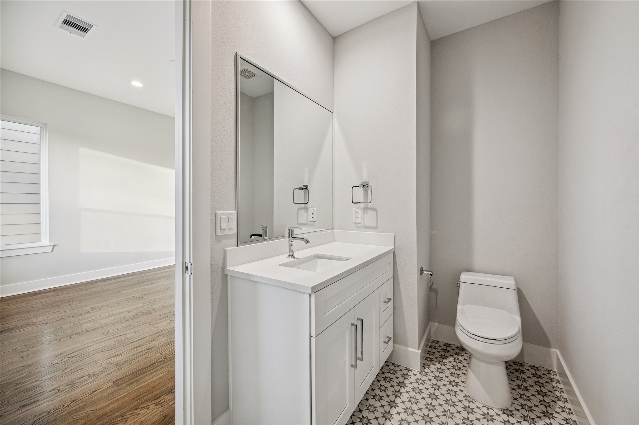 1518 Houston Avenue Houston, TX 77007 - Photo 18 of 40 a spacious bathroom with a toilet a sink and a mirror
