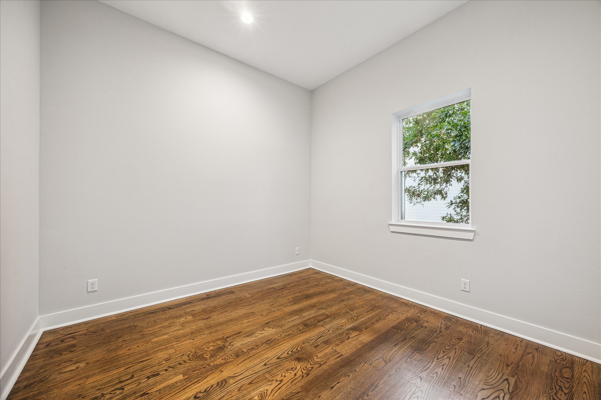 1518 Houston Avenue Houston, TX 77007 - Photo 28 of 40 an empty room with a window