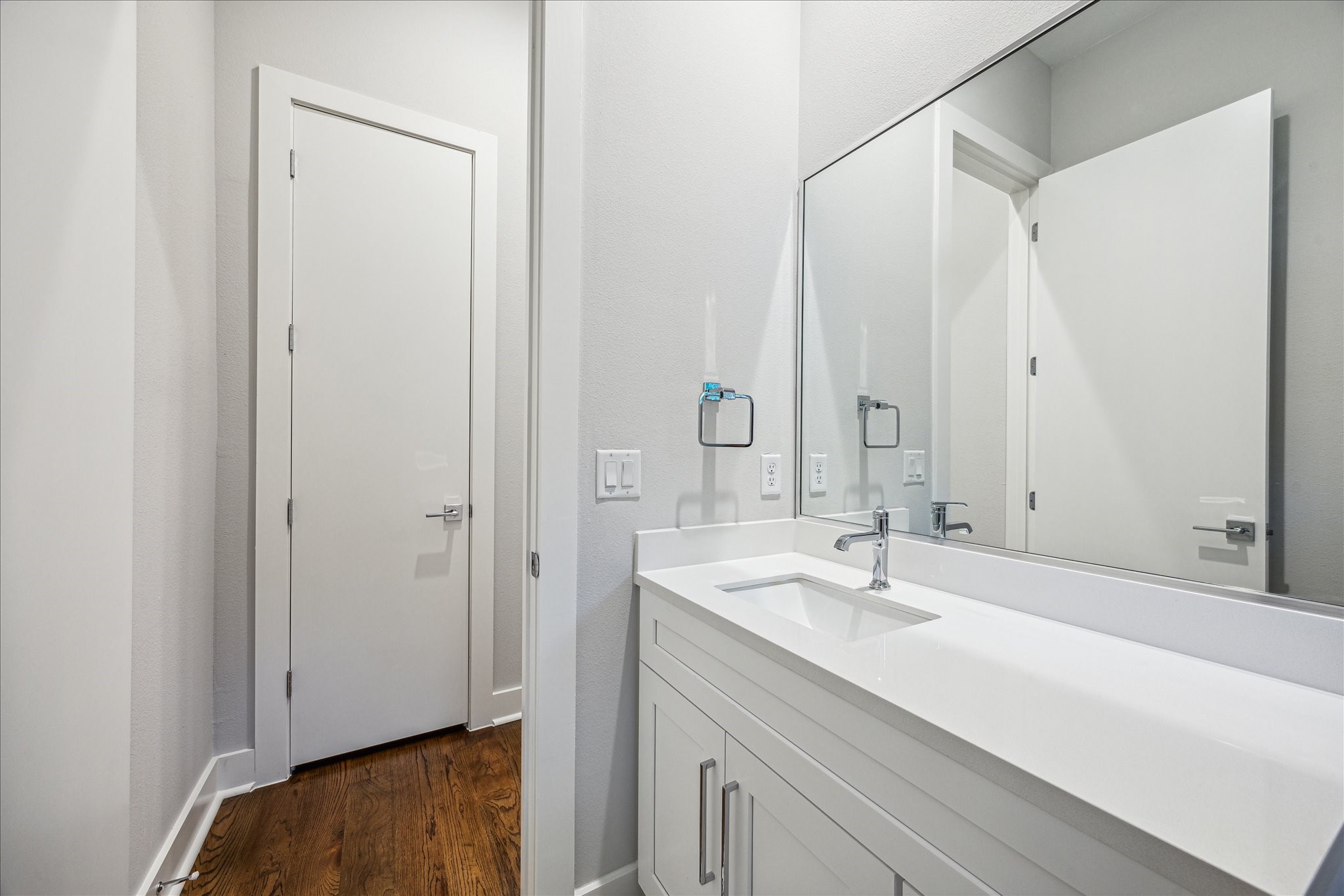1518 Houston Avenue Houston, TX 77007 - Photo 32 of 40 a bathroom with a sink and a mirror