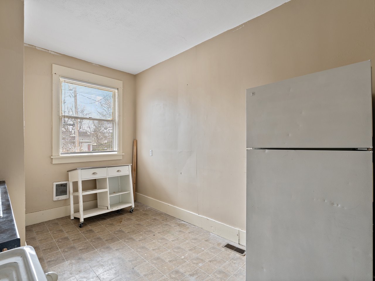 1546 12th Avenue Moline, IL 61265 - Photo 15 of 32 a view of an empty room with a window