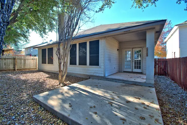 a view of a house with backyard